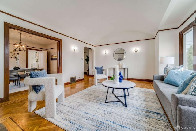 living area featuring arched walkways, ornamental molding, a notable chandelier, and baseboards