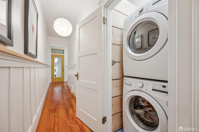 670 Page St, San Francisco, CA 94117 - laundry area with stacked washing machine and dryer and light wood-style floors