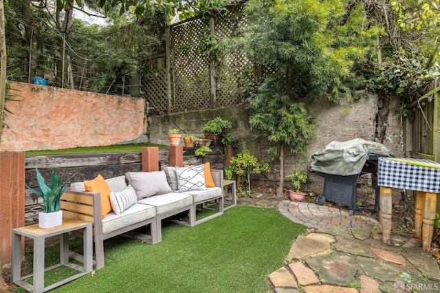 view of yard featuring an outdoor living space