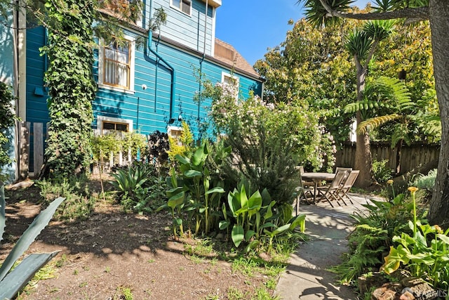 2553 Folsom St Unit A, San Francisco, CA 94110 - view of yard featuring a patio area and fence