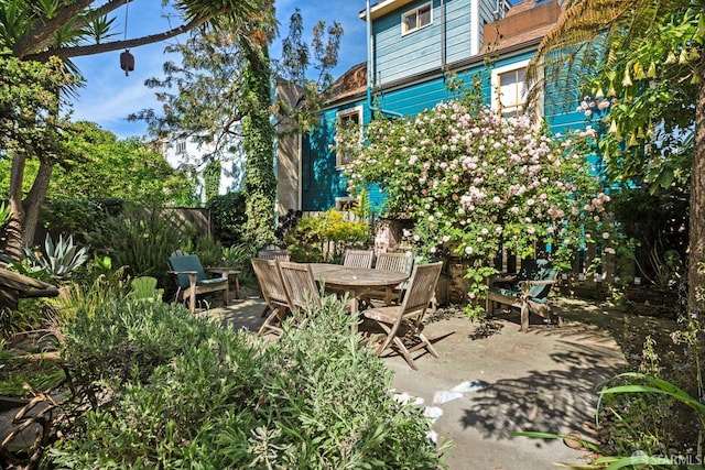 2553 Folsom St Unit A, San Francisco, CA 94110 - view of patio / terrace featuring outdoor dining area and fence