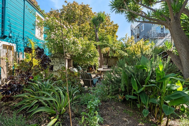 2553 Folsom St Unit A, San Francisco, CA 94110 - view of yard featuring fence