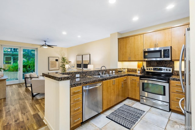 3090 Glascock St Unit 112, Oakland, CA 94601 - kitchen featuring stainless steel appliances, a sink, a peninsula, ceiling fan, and recessed lighting