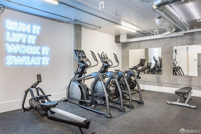 exercise room featuring baseboards