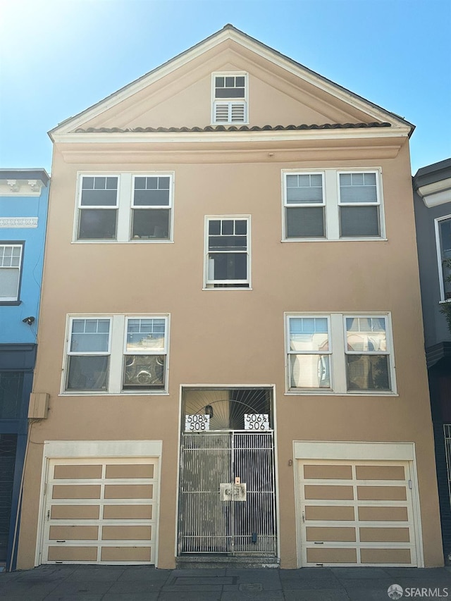 view of front facade featuring a garage