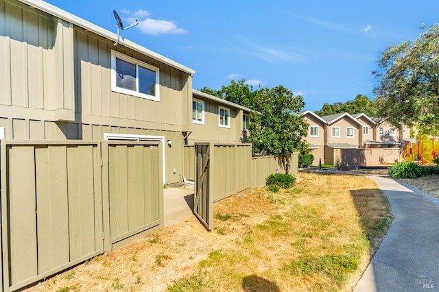 1285 Redwood Blvd Unit C, Novato, CA 94947 - view of yard featuring a residential view