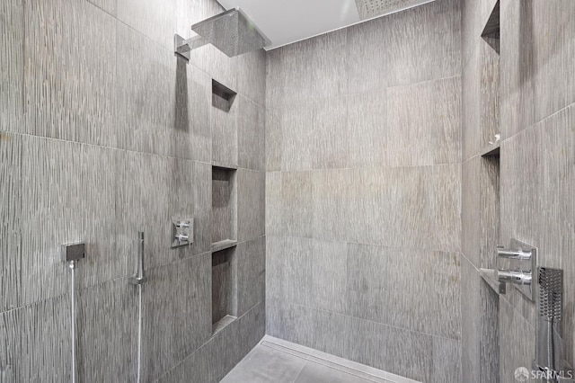 bathroom featuring a tile shower