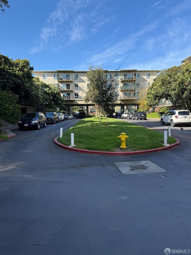 816 N Delaware St Unit 409, San Mateo, CA 94401 - view of community featuring uncovered parking and a yard