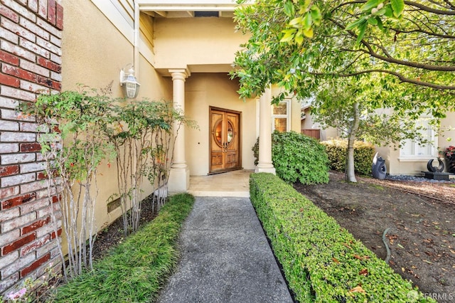 view of exterior entry with stucco siding