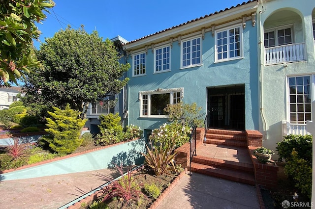 view of front of property featuring stucco siding