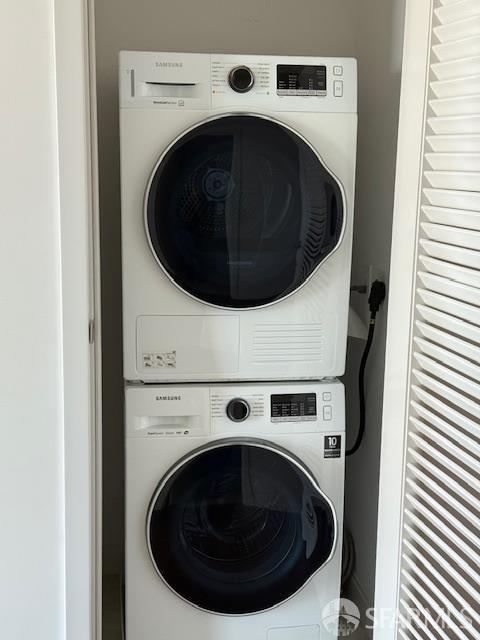 555 Fulton St Unit 322, San Francisco, CA 94102 - laundry room featuring stacked washer / drying machine