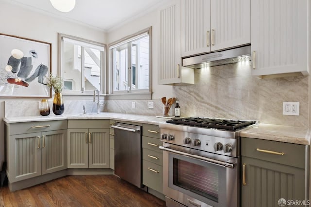 kitchen with stainless steel appliances, gray cabinets, light countertops, a sink, and under cabinet range hood