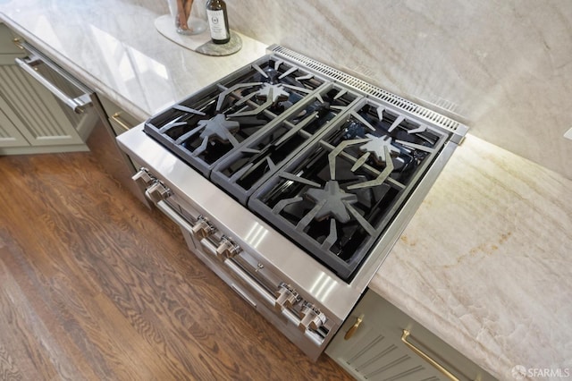 details with dark wood-type flooring and stovetop