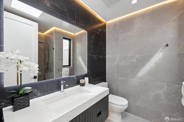 2287 45th Ave, San Francisco, CA 94116 - bathroom with tile walls, toilet, vanity, and tiled shower