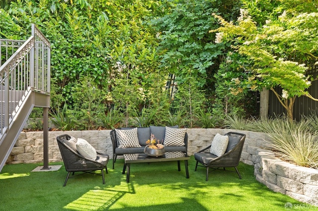 view of yard featuring an outdoor living space