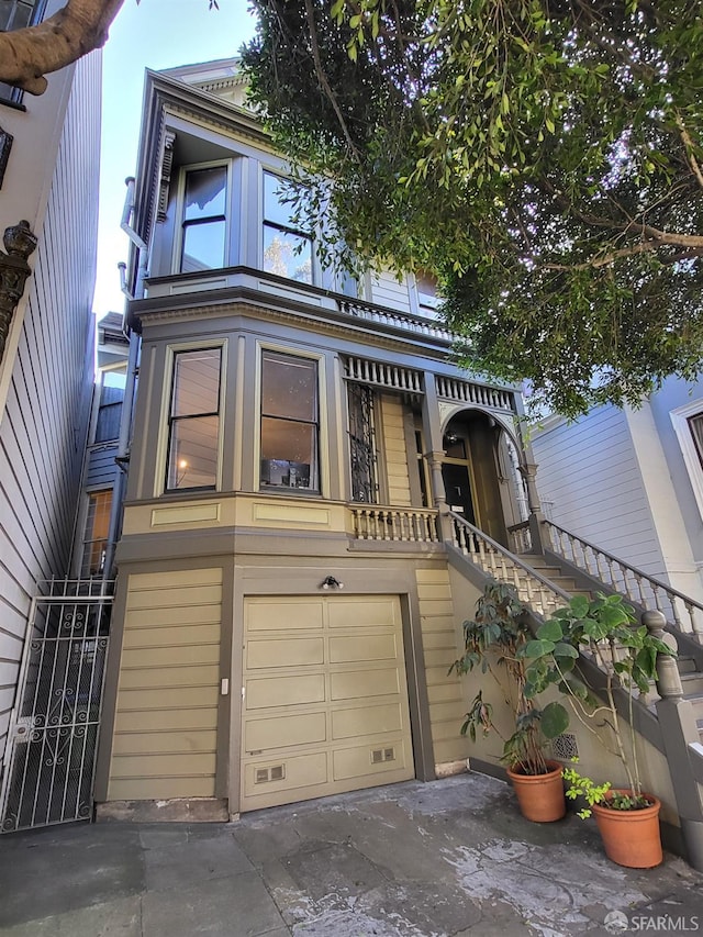 view of front facade featuring a garage