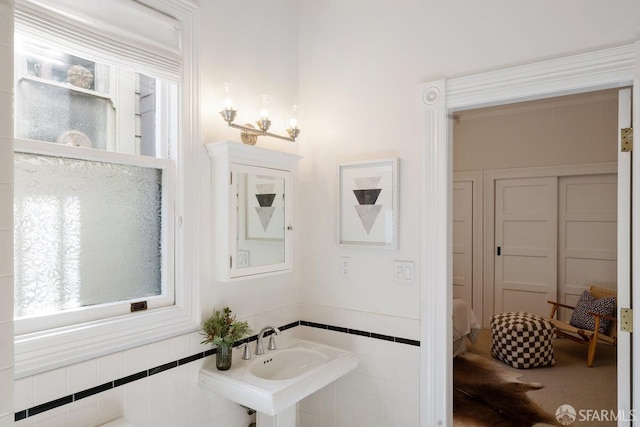 2864 Sacramento St, San Francisco, CA 94115 - bathroom with tile walls