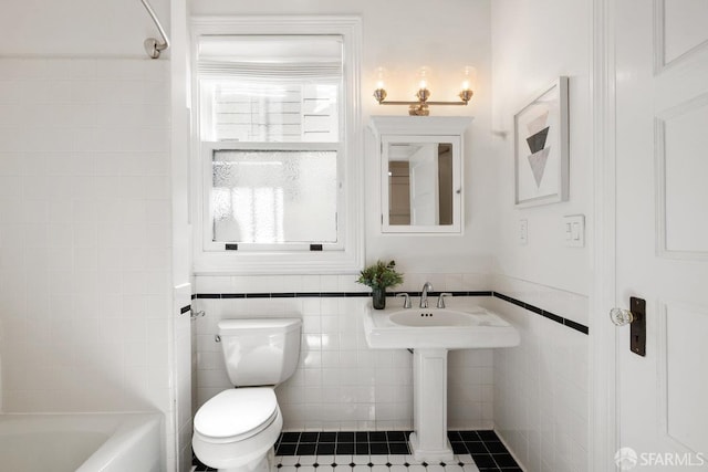 2864 Sacramento St, San Francisco, CA 94115 - full bathroom with toilet, tile walls, tile patterned floors, and bathtub / shower combination