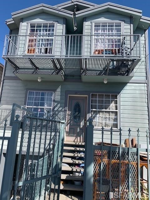 view of front facade featuring a balcony