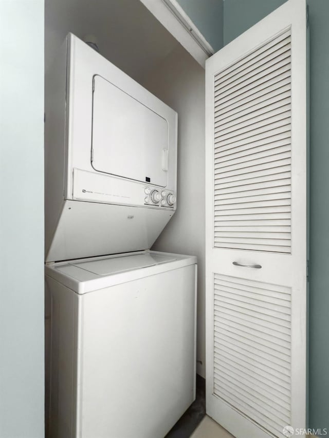 250 King St Unit 528, San Francisco, CA 94107 - laundry area featuring laundry area and stacked washer and clothes dryer