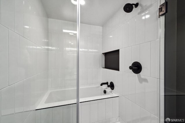 bathroom featuring tiled shower / bath combo