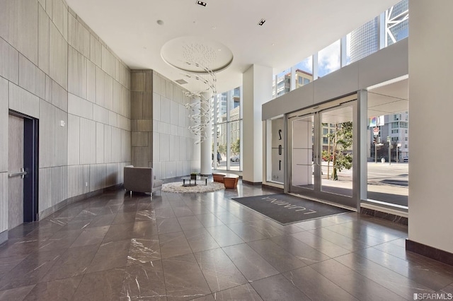 201 Folsom St Unit 2A, San Francisco, CA 94105 - building lobby featuring a high ceiling