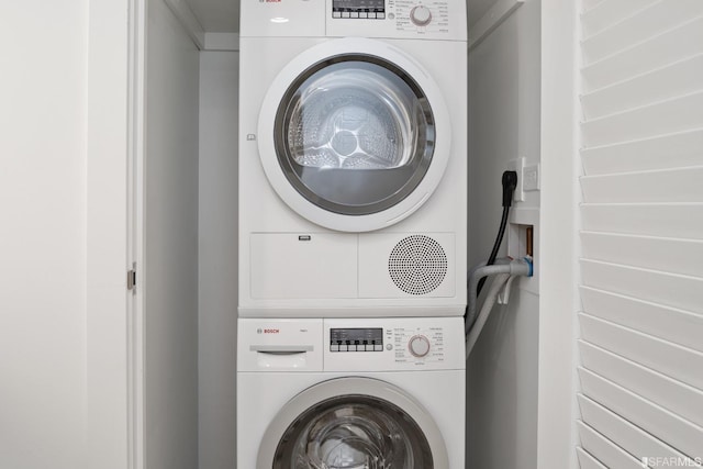 201 Folsom St Unit 2A, San Francisco, CA 94105 - laundry area featuring stacked washer / dryer