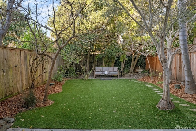 view of yard featuring outdoor lounge area