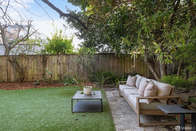 view of yard with outdoor lounge area