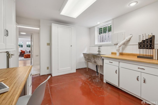 bathroom featuring finished concrete flooring and recessed lighting
