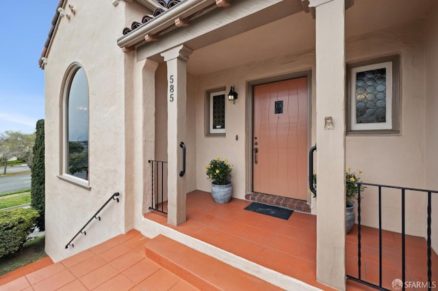 entrance to property with stucco siding