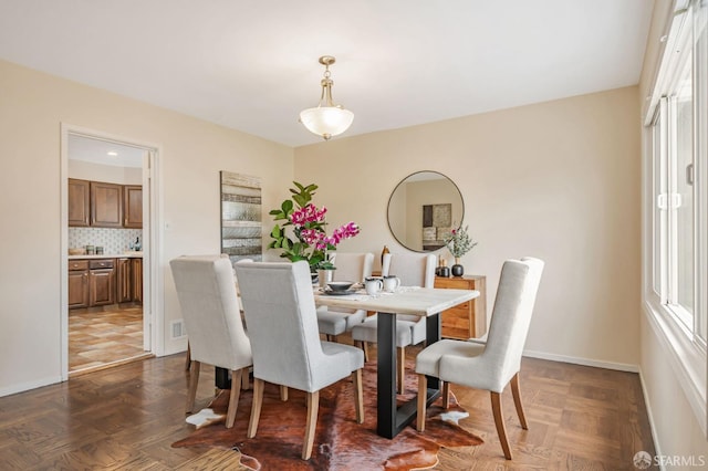 dining space with visible vents and baseboards