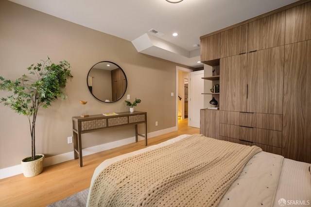 bedroom featuring light wood finished floors, baseboards, and recessed lighting