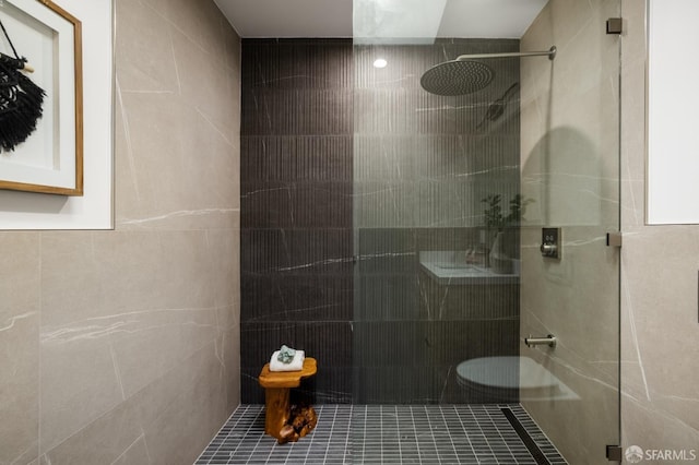 bathroom featuring a tile shower and tile walls