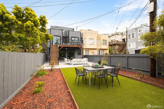 view of yard featuring an outdoor hangout area, a residential view, a patio area, and a balcony