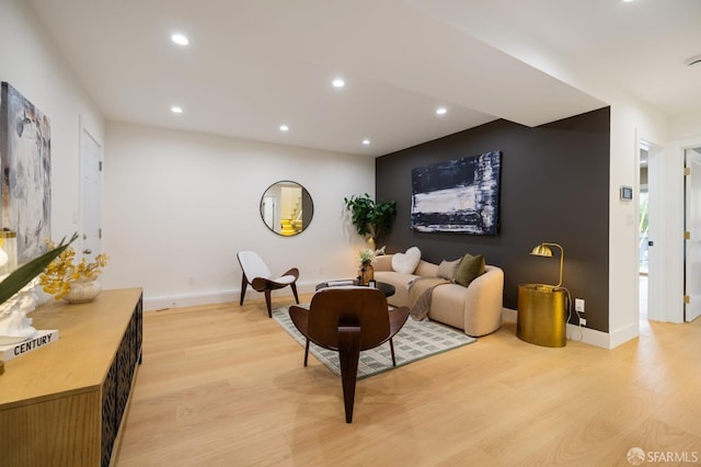 living room featuring light wood-style floors, recessed lighting, and baseboards