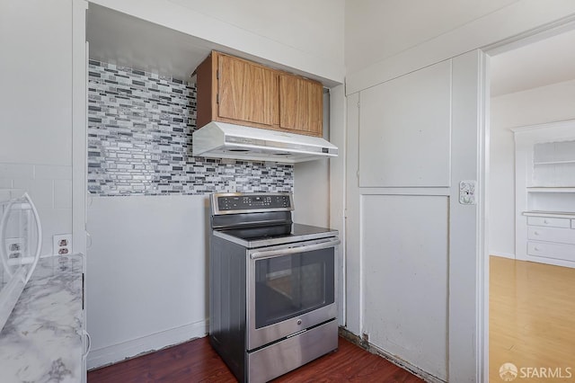 kitchen featuring stainless steel electric range oven, dark wood-style floors, backsplash, and under cabinet range hood