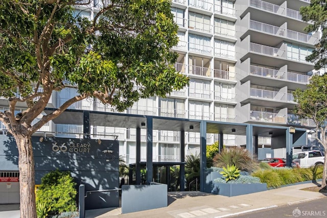 view of apartment building / complex
