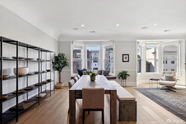 dining room with light wood finished floors, recessed lighting, visible vents, and baseboards