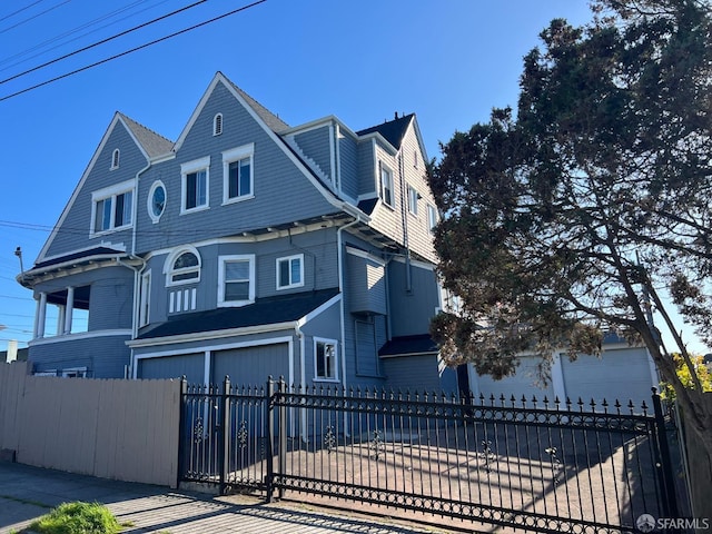 view of front of house with a fenced front yard