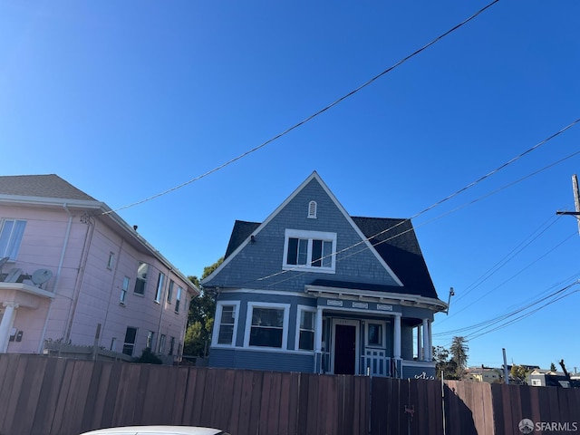 view of front of home with a fenced front yard