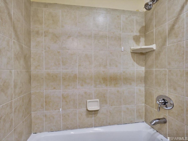 bathroom with tiled shower / bath