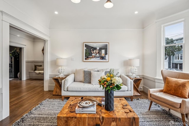 living area with baseboards, ornamental molding, wood finished floors, and recessed lighting