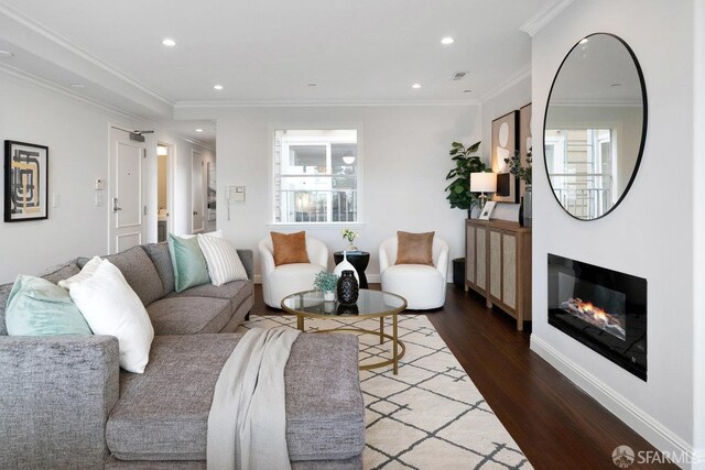 living area featuring dark wood-style flooring, healthy amount of natural light, recessed lighting, ornamental molding, and baseboards