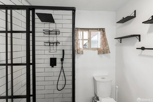 bathroom with toilet and tiled shower