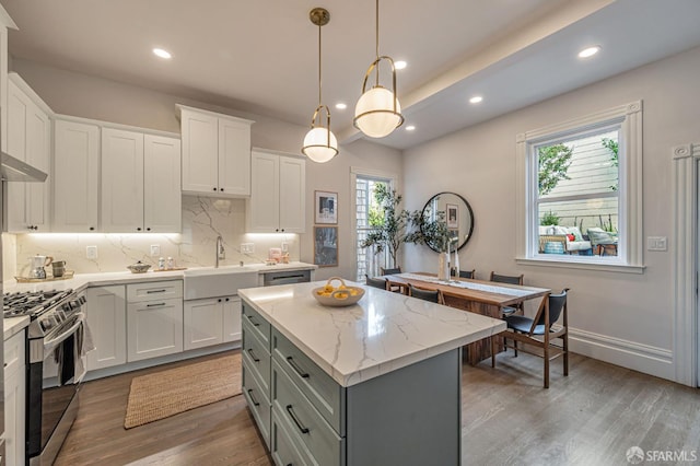 278 Whitney St, San Francisco, CA 94131 - kitchen with stainless steel gas range, light wood-type flooring, gray cabinetry, tasteful backsplash, and a kitchen island