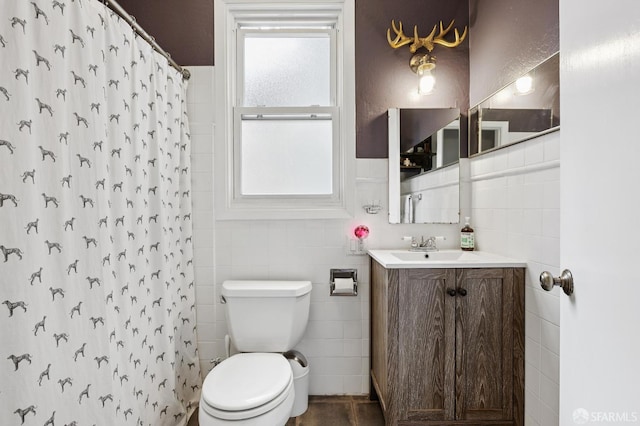 243 Henry St Unit A, San Francisco, CA 94114 - full bath featuring tile walls, vanity, and a shower with curtain