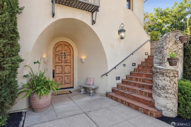 property entrance featuring stucco siding