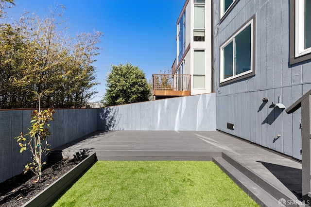 226 Rutledge St, San Francisco, CA 94110 - view of yard with a wooden deck
