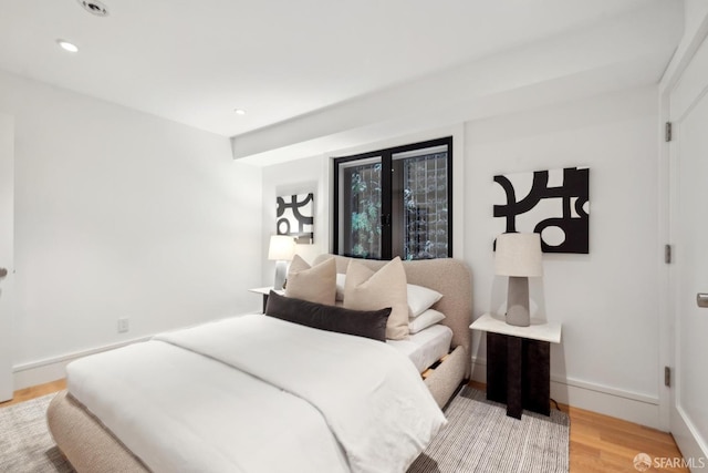 bedroom featuring light wood-style floors, recessed lighting, and baseboards